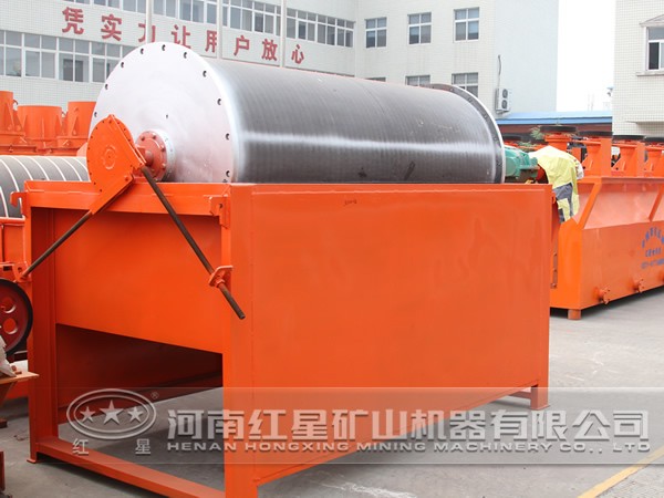 廠區(qū)擺放供客戶參觀的磁選設(shè)備 廠區(qū)擺放供客戶參觀的磁選設(shè)備