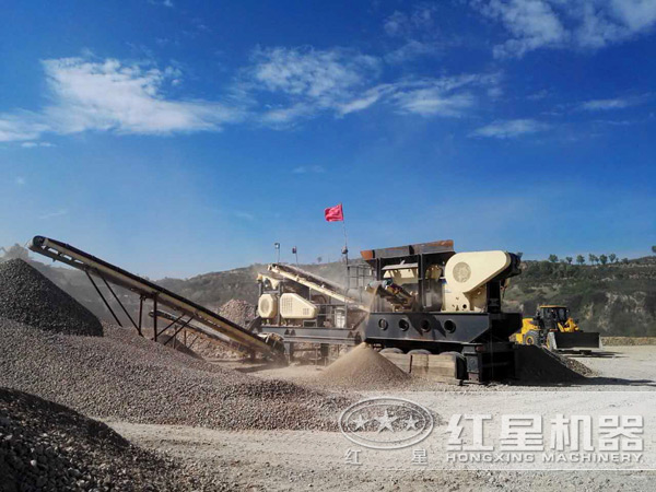 移動(dòng)式碎石機(jī)生產(chǎn)現(xiàn)場(chǎng) 移動(dòng)式碎石機(jī)生產(chǎn)現(xiàn)場(chǎng)