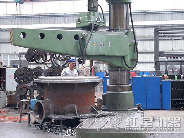 車間認真作業的技術人員 車間認真作業的技術人員