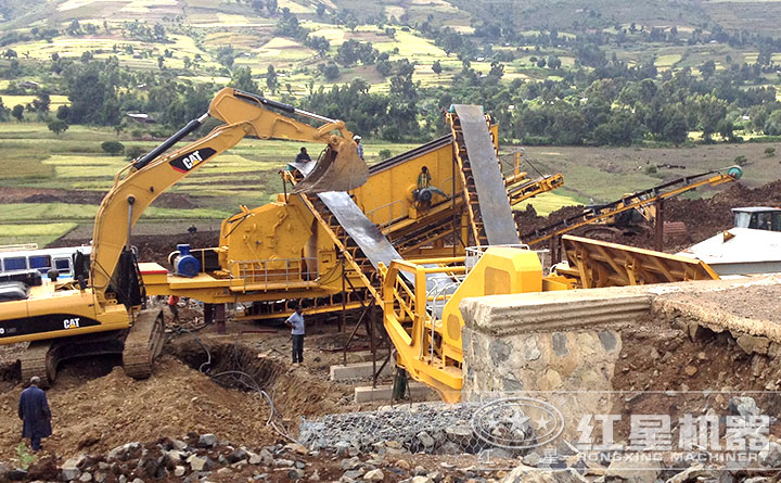 石英砂移動(dòng)破碎站生產(chǎn)現(xiàn)場 石英砂移動(dòng)破碎站生產(chǎn)現(xiàn)場