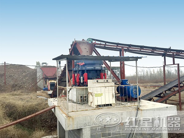 圓錐破碎機作業現場圖 圓錐破碎機作業現場圖