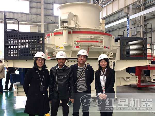參觀制砂機(jī)車間的客戶 參觀制砂機(jī)車間的客戶