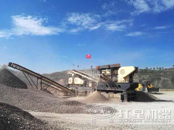 在石料廠認真作業(yè)的我—車載移動粉碎機 在石料廠認真作業(yè)的我—車載移動粉碎機