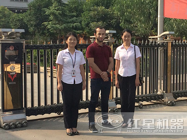 來(lái)廠參觀、咨詢?cè)O(shè)備的客戶