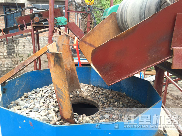 VSI新型制砂機在破碎鵝卵石 VSI新型制砂機在破碎鵝卵石