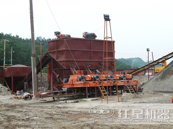 對(duì)輥式制砂機(jī)作業(yè)現(xiàn)場(chǎng) 對(duì)輥式制砂機(jī)作業(yè)現(xiàn)場(chǎng)