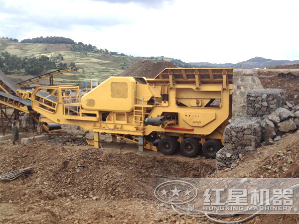 進入到原料場地作業(yè)的車載流動破石機 進入到原料場地作業(yè)的車載流動破石機