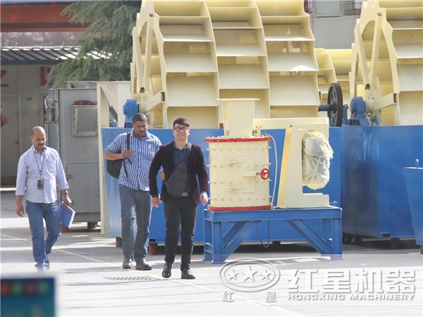 來廠參觀、了解洗砂機的客戶 來廠參觀、了解洗砂機的客戶