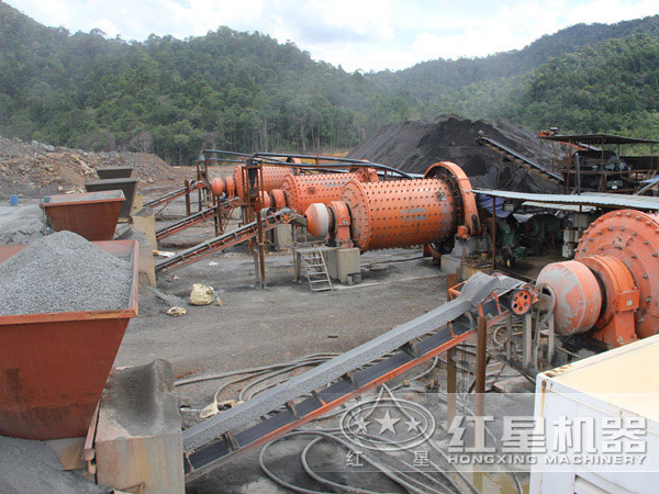 球磨機生產(chǎn)現(xiàn)場 球磨機生產(chǎn)現(xiàn)場