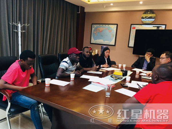 紅星為客戶講解、配置設(shè)備 紅星為客戶講解、配置設(shè)備