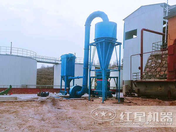 小型磨粉生產現(xiàn)場 小型磨粉生產現(xiàn)場