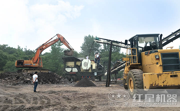 移動式煤炭粉碎機(jī)客戶現(xiàn)場 移動式煤炭粉碎機(jī)客戶現(xiàn)場