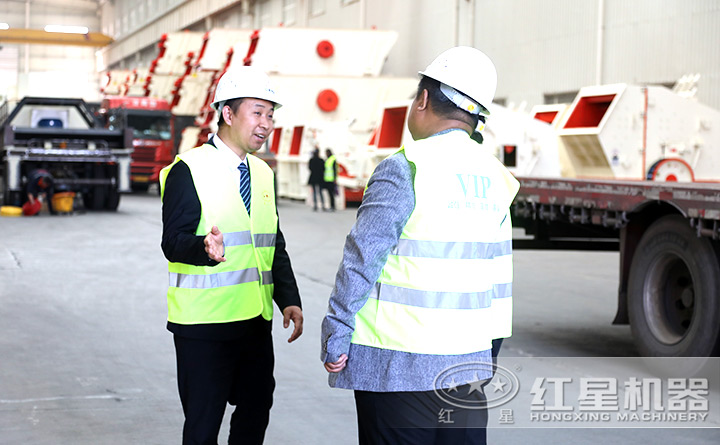 熱情為顧客講解的銷售人員 熱情為顧客講解的銷售人員