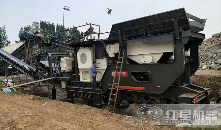 安裝就緒,即將投入生產(chǎn)的移動碎石機(jī) 安裝就緒,即將投入生產(chǎn)的移動碎石機(jī)