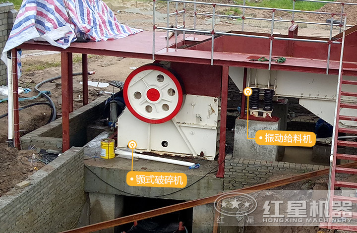 給料機(jī)與顎式破碎機(jī)作業(yè)現(xiàn)場 給料機(jī)與顎式破碎機(jī)作業(yè)現(xiàn)場