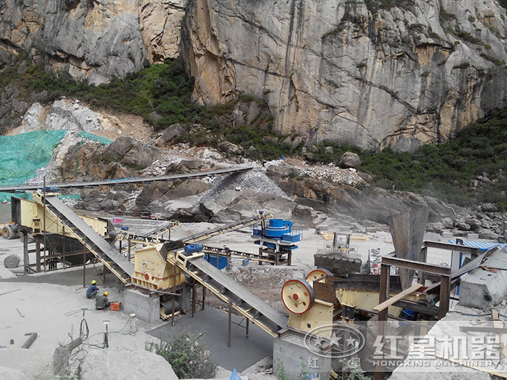 河北廊坊時產200噸的制砂生產線客戶現(xiàn)場 河北廊坊時產200噸的制砂生產線客戶現(xiàn)場