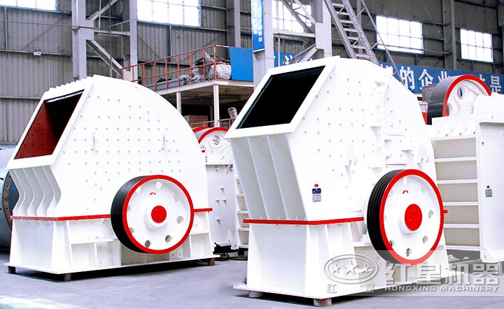 錘式破碎機內有妣條,可直接將物料破碎到能排出的粒度 錘式破碎機內有妣條,可直接將物料破碎到能排出的粒度