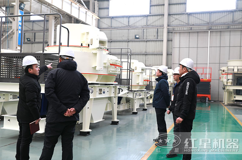 客戶參觀制砂機(jī)車間 客戶參觀制砂機(jī)車間