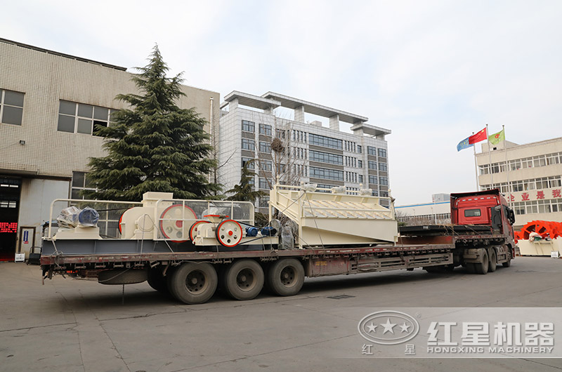 紅星對輥制砂機裝車發(fā)貨現(xiàn)場 紅星對輥制砂機裝車發(fā)貨現(xiàn)場